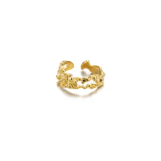 LIVKE’s French-inspired braided gold ring on a hand with a striped Breton top, evoking Parisian minimalist style.
