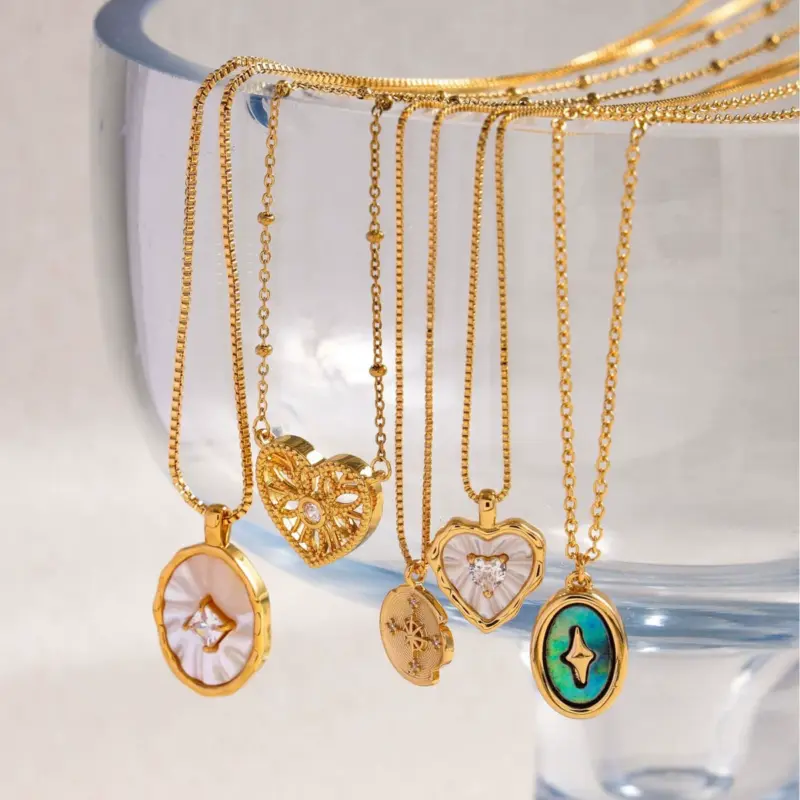 LIVKE’s vintage malachite pendant necklace on a black velvet choker, styled for Art Deco-inspired evening elegance.